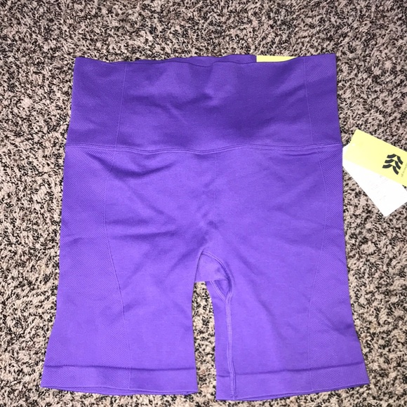 All In Motion Woman’s Seamless Core 6” Bike Shorts Various Sizes | NWT! - Picture 1 of 6